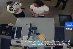 دستگیری فردی که در حمله به کنگره، تریبون نانسی پلوسی را با خود برد+فیلم