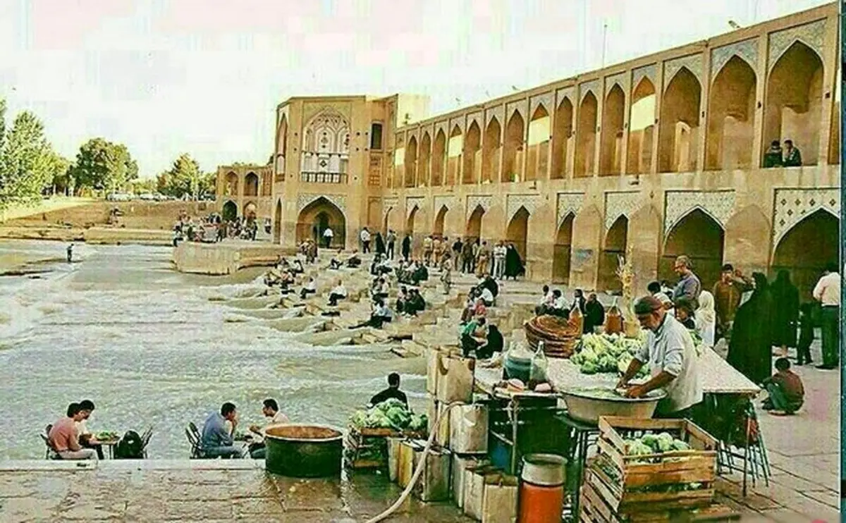 کاهو سکنجبین فروشی در تصویری قدیمی از زاینده رود/عکس