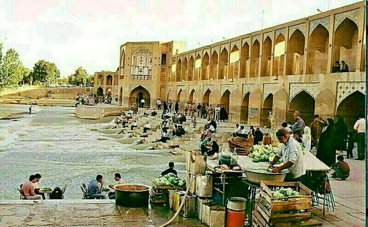 کاهو سکنجبین فروشی در تصویری قدیمی از زاینده رود/عکس