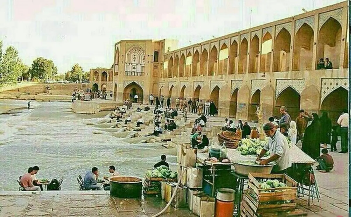 کاهو سکنجبین فروشی در تصویری قدیمی از زاینده رود/عکس