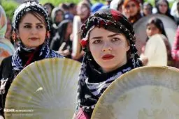 جشن و سرور و دف‌نوازای ده‌ها زن و مرد در میدان آزادی سنندج/تصاویر