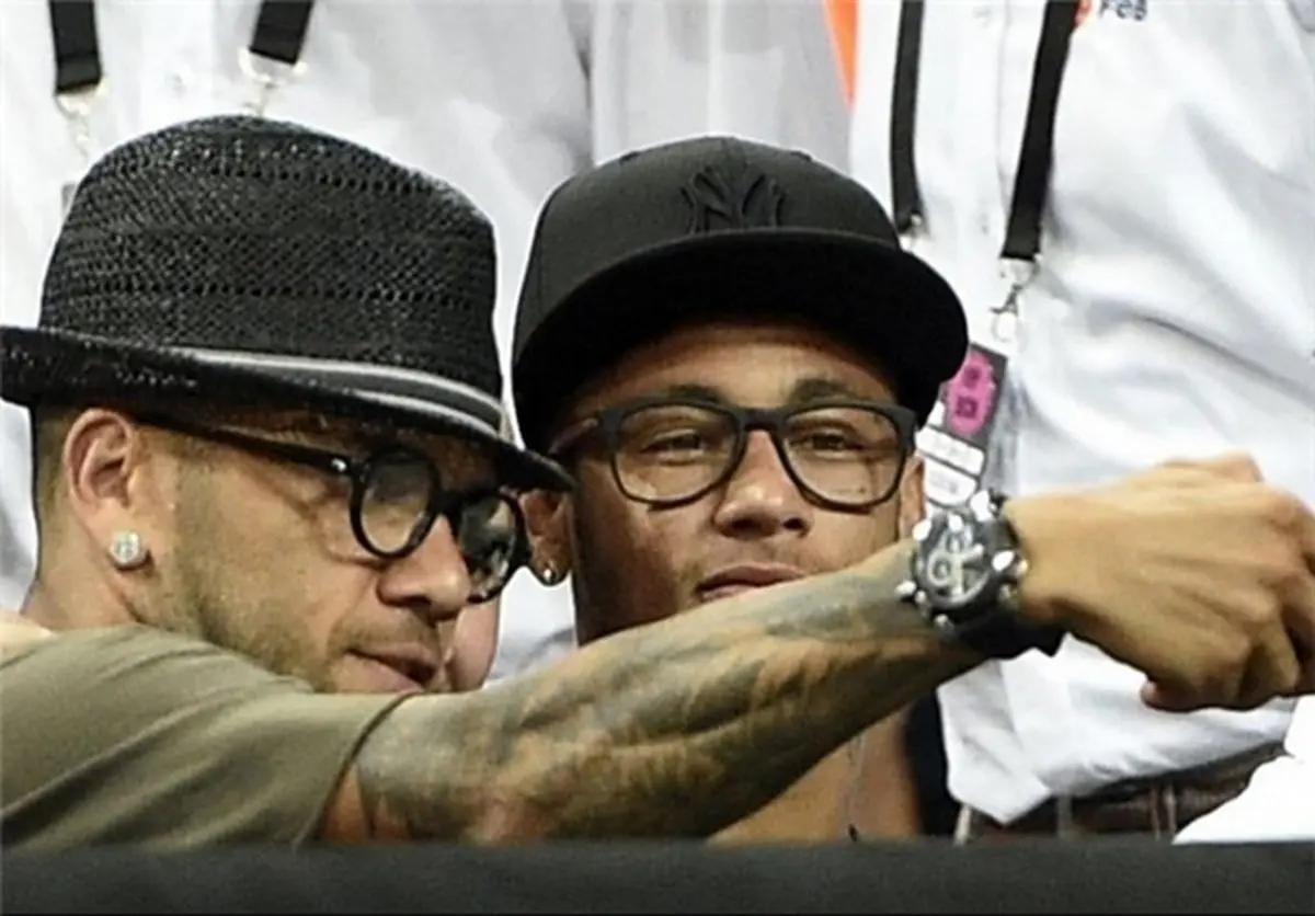 سلفی دو ستاره بارسا با پوششی جالب در حاشیه مسابقات بسکتبال