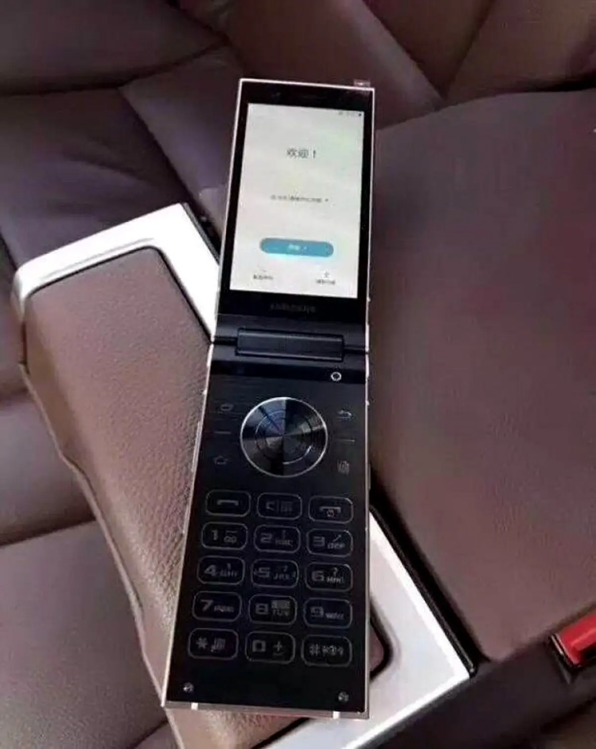 تصاویر جدید‌تری از گوشی تاشو سامسونگ W2018 باز هم لو رفت