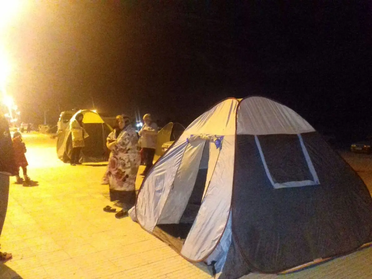 اسکان مردم قصرشیرین در چادر از ترس زلزله/عکس