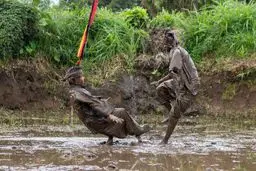 تصاویری از مسابقه رزمی سنتی اندونزی در آب گل آلود