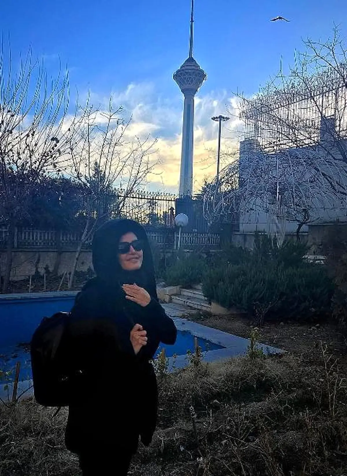 عکس زیبای الناز شاکردوست با منظره ای از برج میلاد