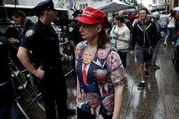 طرح جالب تی‌شرت یک زن آمریکایی/عکس