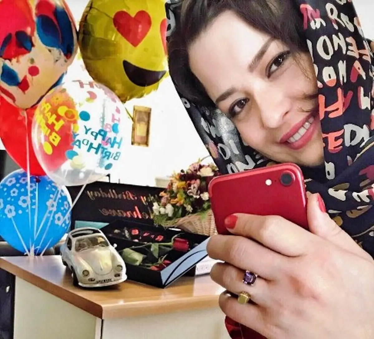 جشن تولد 36 سالگی مهراوه شریفی نیا با آیفون قرمز رنگش! عکس