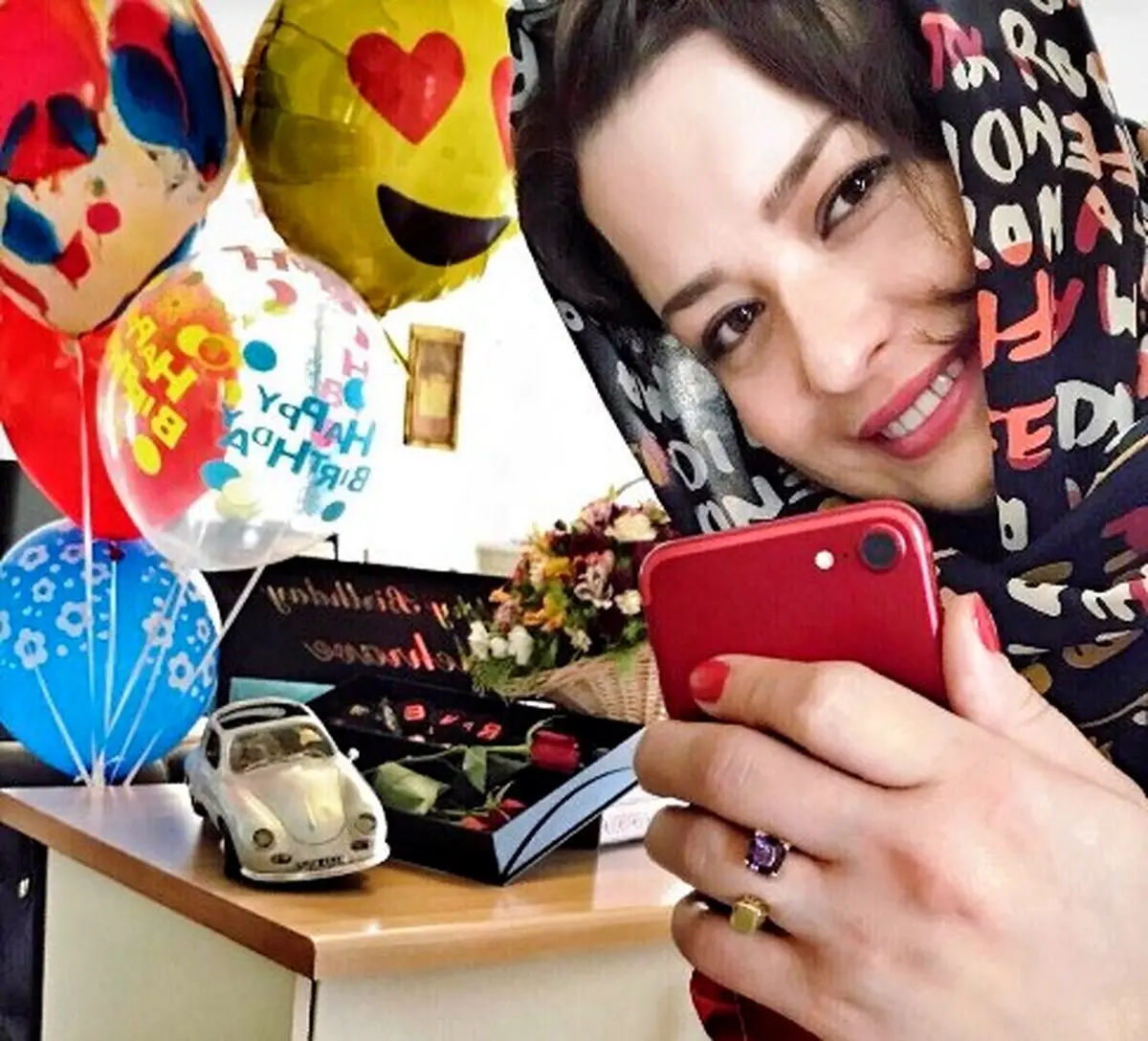 جشن تولد 36 سالگی مهراوه شریفی نیا با آیفون قرمز رنگش! عکس