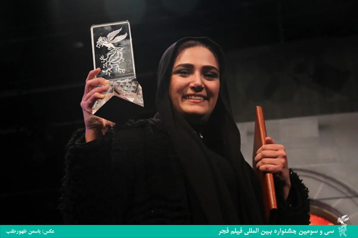 باران کوثری در هنگام دریافت سیمرغ بلورین بهترین بازیگر نقش اول زن /عکس