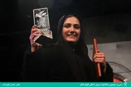 باران کوثری در هنگام دریافت سیمرغ بلورین بهترین بازیگر نقش اول زن /عکس