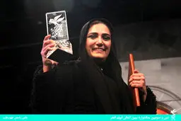 باران کوثری در هنگام دریافت سیمرغ بلورین بهترین بازیگر نقش اول زن /عکس