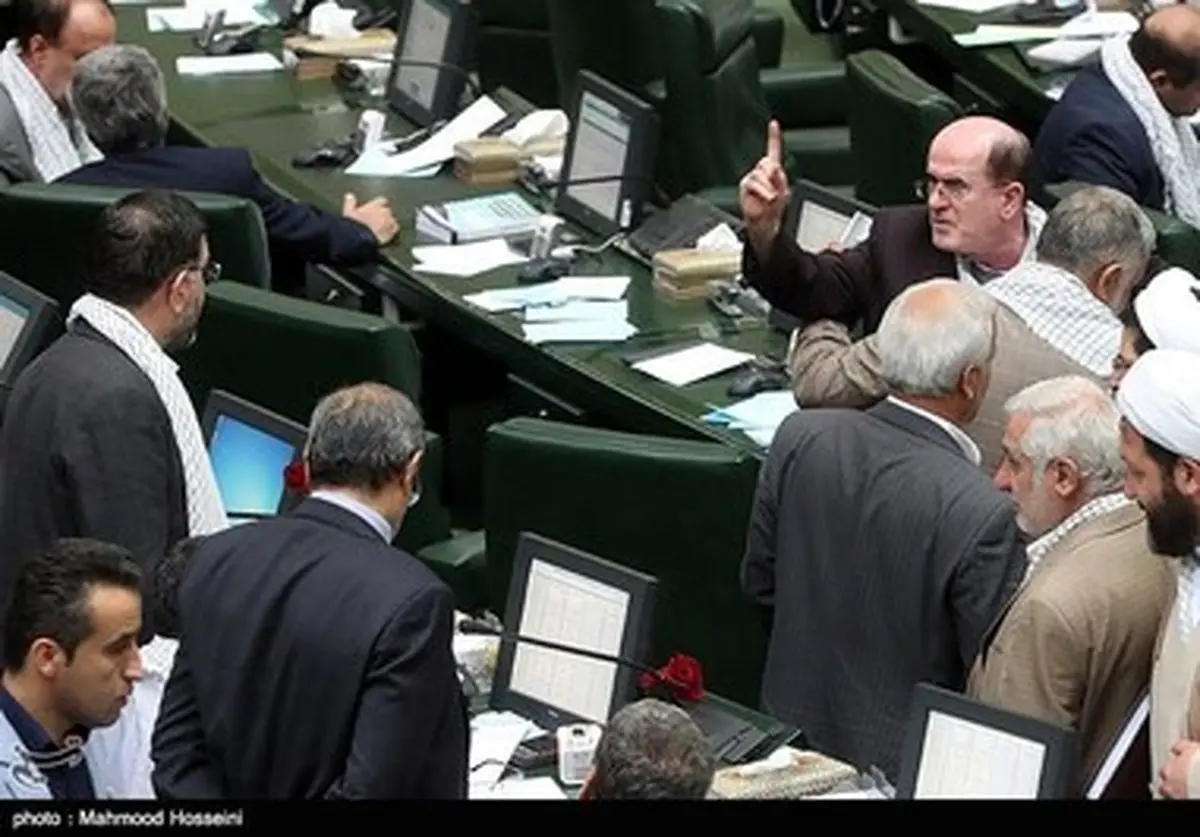 عصبانیت شدید یک نماینده در مجلس/تصاویر
