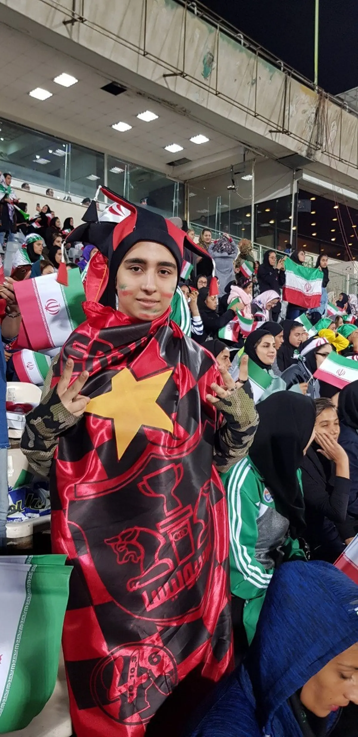 دختر پرسپولیسی که با ظاهر پسرانه می‌خواست بازی تیم‌ملی را ببیند/عکس