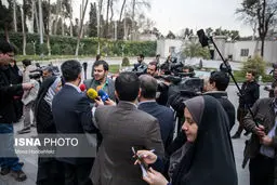 تصاویری از حواشی حضور وزرا در حیاط دولت