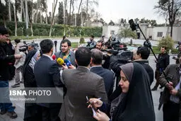 تصاویری از حواشی حضور وزرا در حیاط دولت