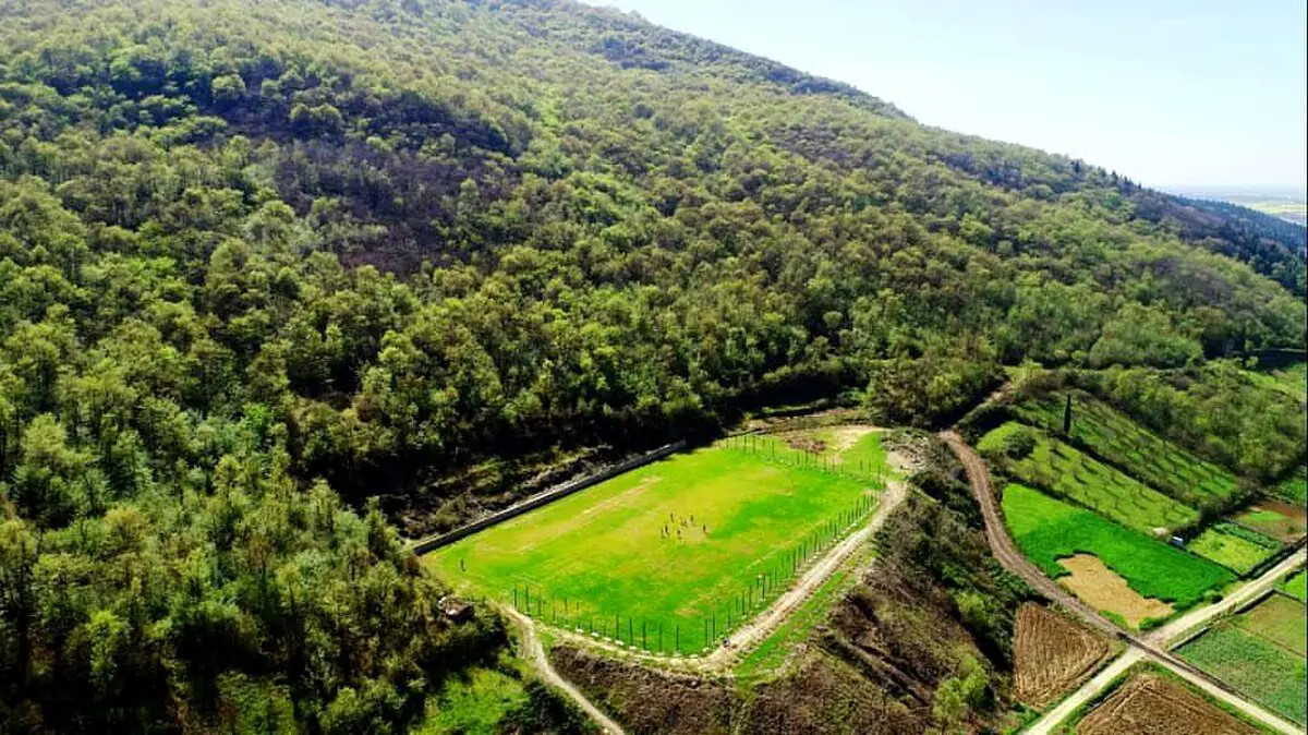 عکس: زمین فوتبال منحصر به فرد؛ روستای ولمازو شهرستان گلوگاه