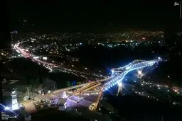 نمای زیبا از پل طبیعت در شب