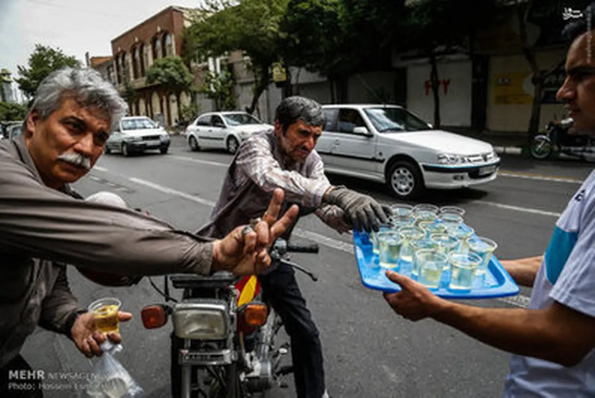 تصاویر توزیع شیرینی و شربت در سطح شهر تهران