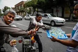 تصاویر توزیع شیرینی و شربت در سطح شهر تهران