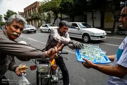 تصاویر توزیع شیرینی و شربت در سطح شهر تهران