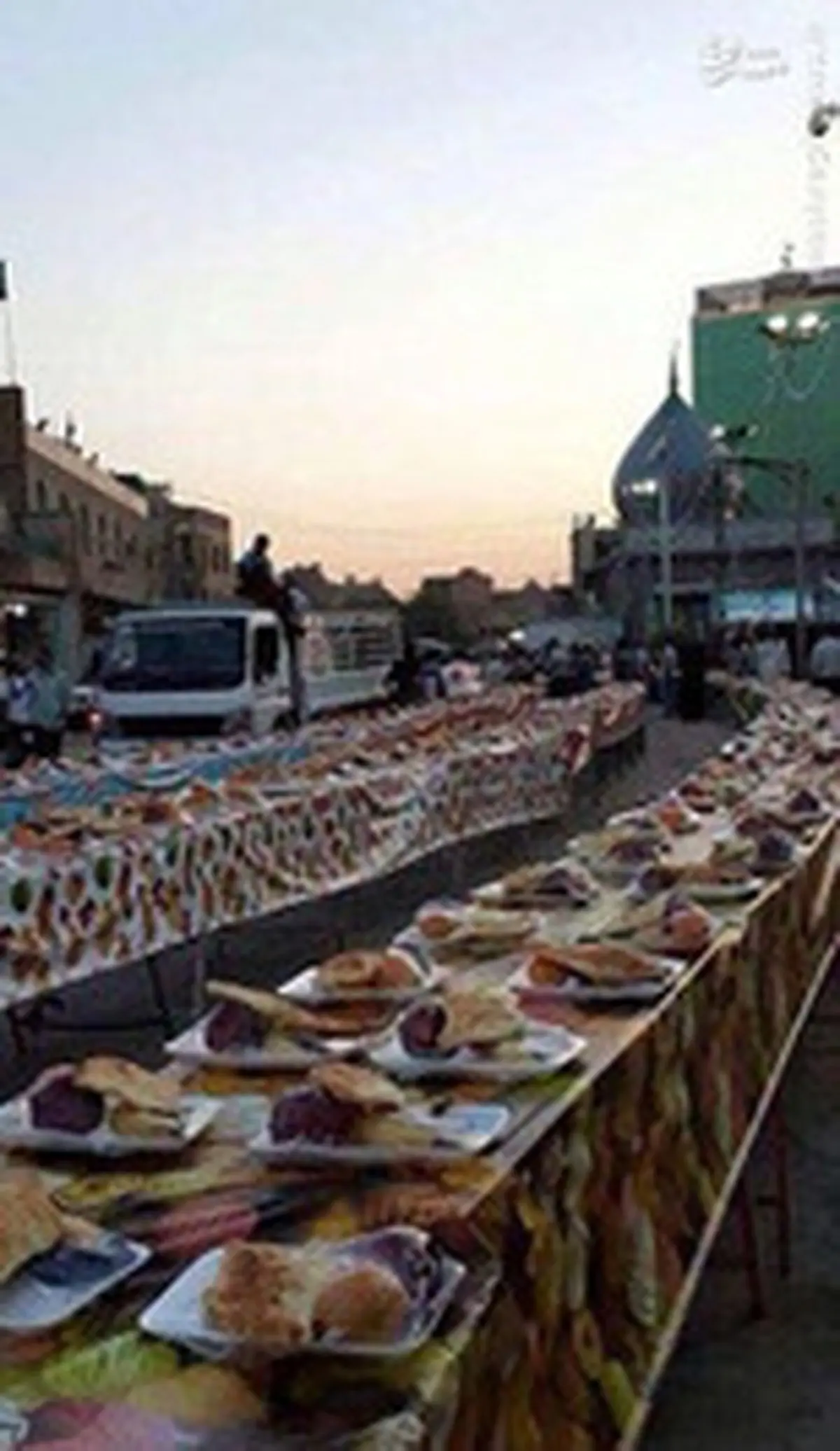 افطاری در حرم امام حسین (ع)/عکس