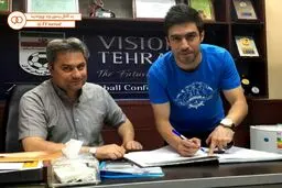 ستاره استقلال قراردادش را ثبت کرد/ عکس