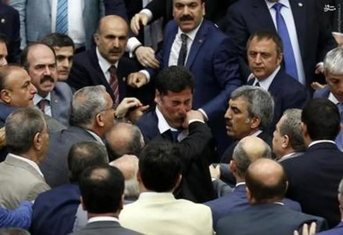 روایت تصویری از زدوخوردهای فیزیکی در دنیای سیاست