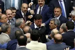 روایت تصویری از زدوخوردهای فیزیکی در دنیای سیاست