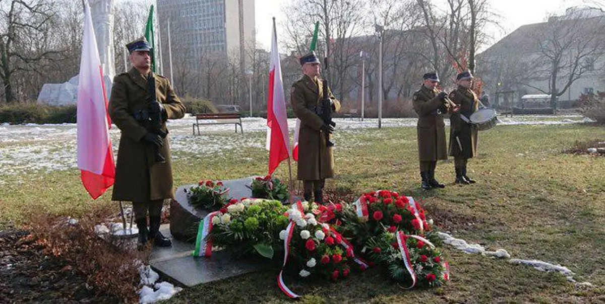 قدردانی از مهمان نوازی ایرانیان از آوارگان لهستانی در ورشو/ عکس