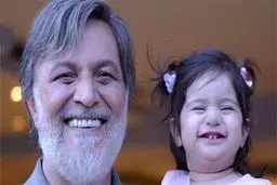 تصویری از شباهت عجیب «امین تارخ» با نوه اش!