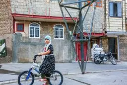 همسایگی عجیب با غول‌های آهنی در قم+عکس‌ها