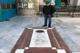 حمید فرخ‌نژاد سر مزار سهراب سپهری /عکس
