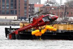 تصاویری از سقوط هلی‌کوپتر در رودخانه‌ای در نیویورک