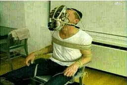 مجازات عجیب برای کسی‌که پایش بو می‌داد/عکس