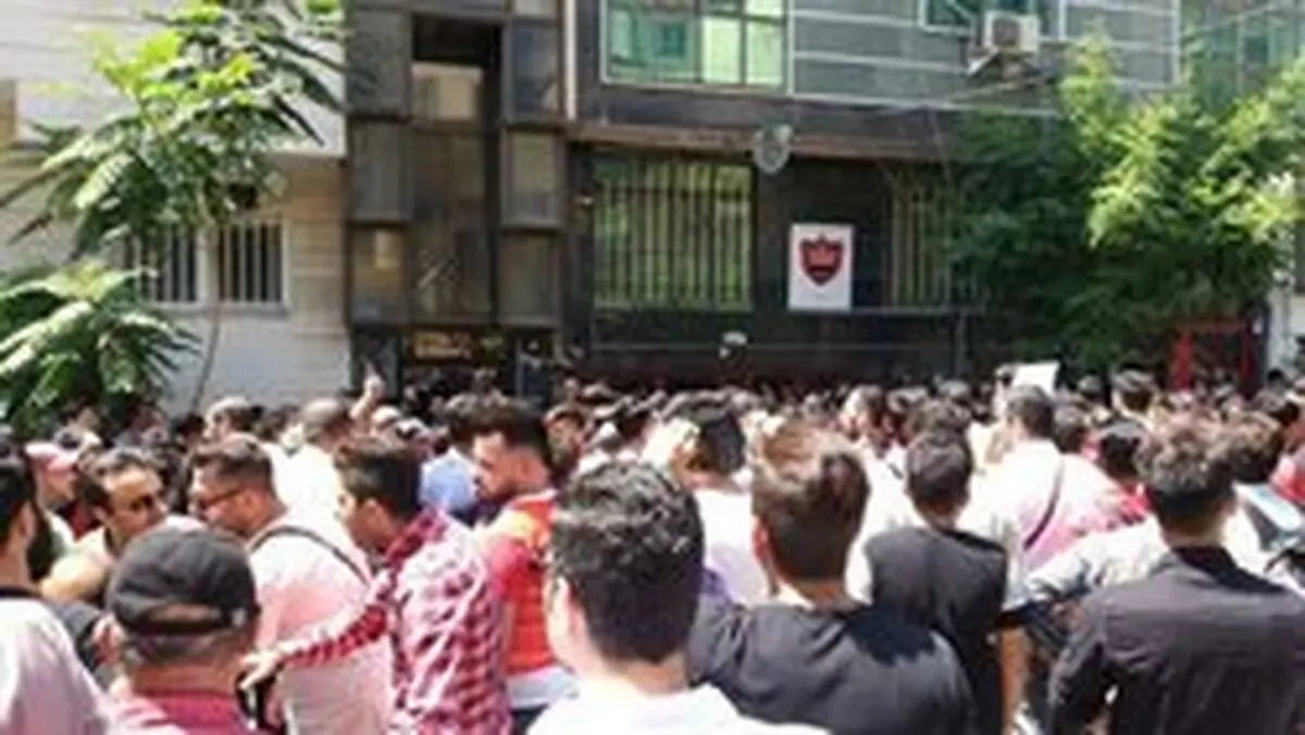 تجمع هواداران خشمگین پرسپولیس/ شعار علیه عرب مقابل ساختمان پرسپولیس