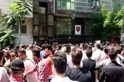 تجمع هواداران خشمگین پرسپولیس/ شعار علیه عرب مقابل ساختمان پرسپولیس