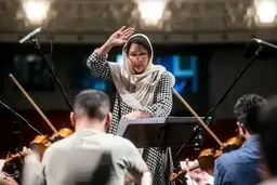 تصاویری از هنرنمایی تنها رهبر ارکستر زن ایران در تمرین ارکستر ملی