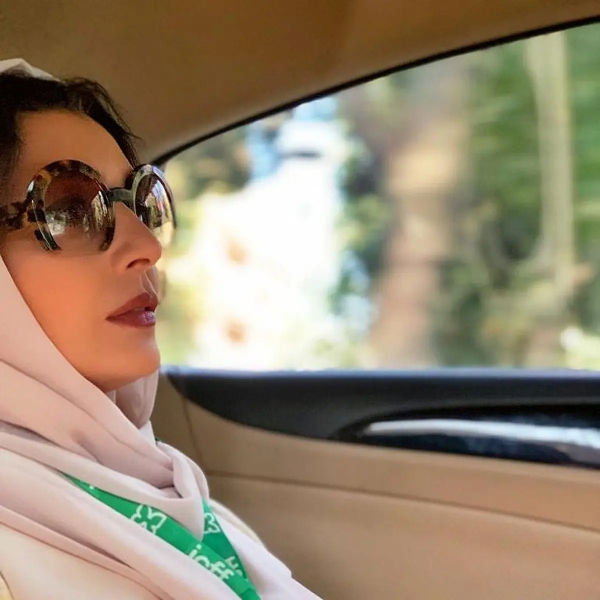 تيپ خاص ساره بيات در ماشين + عكس