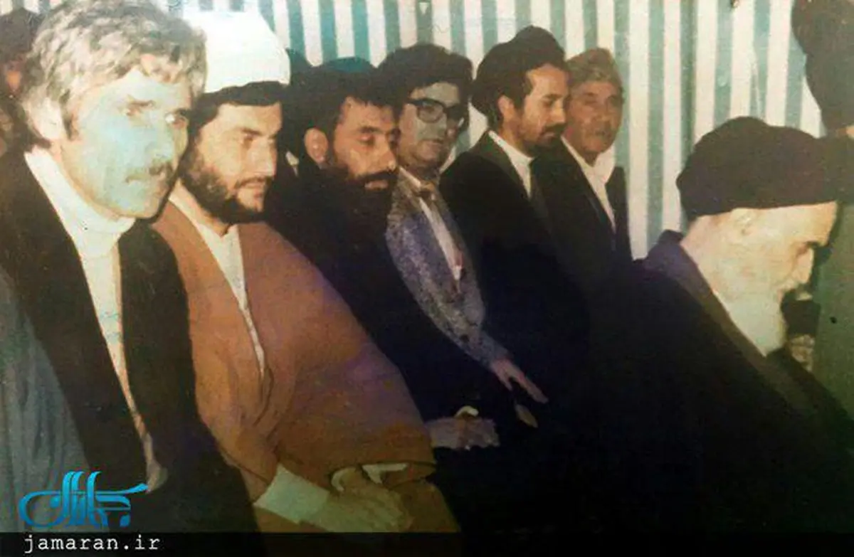 عکس منتشرنشده از «استاد اخلاق» در نماز جماعت امام در نوفل لوشاتو