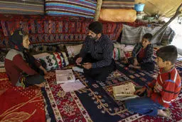 معلم فداکار دانش آموزان عشایر بختیاری در دوران کرونا + عکس