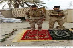 نماز دو رزمنده شیعه و سنی/ عکس