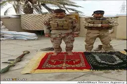 نماز دو رزمنده شیعه و سنی/ عکس