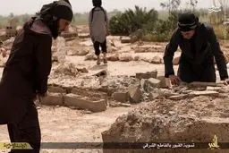 نابود کردن قبور در دیرالزور توسط داعش/ عکس