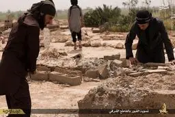نابود کردن قبور در دیرالزور توسط داعش/ عکس