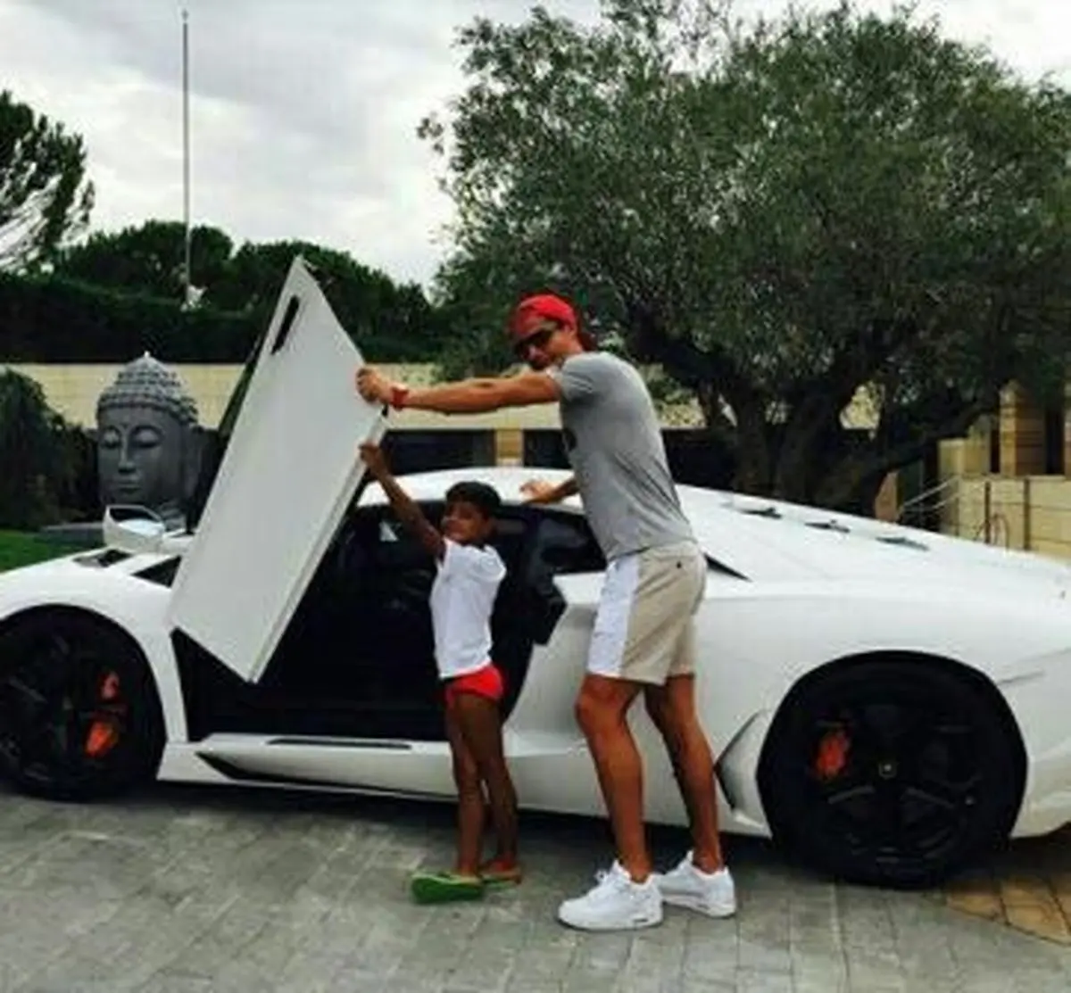 تصویری از کریس رونالدو با لامبورگینی گرانقیمتش