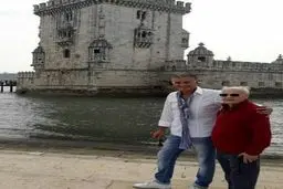 تصویری از  کارلوس کی روش در کنار پدرش