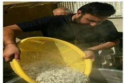 خواننده پاپ در حال پخت غذا در هیئت/ عکس