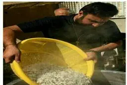 خواننده پاپ در حال پخت غذا در هیئت/ عکس