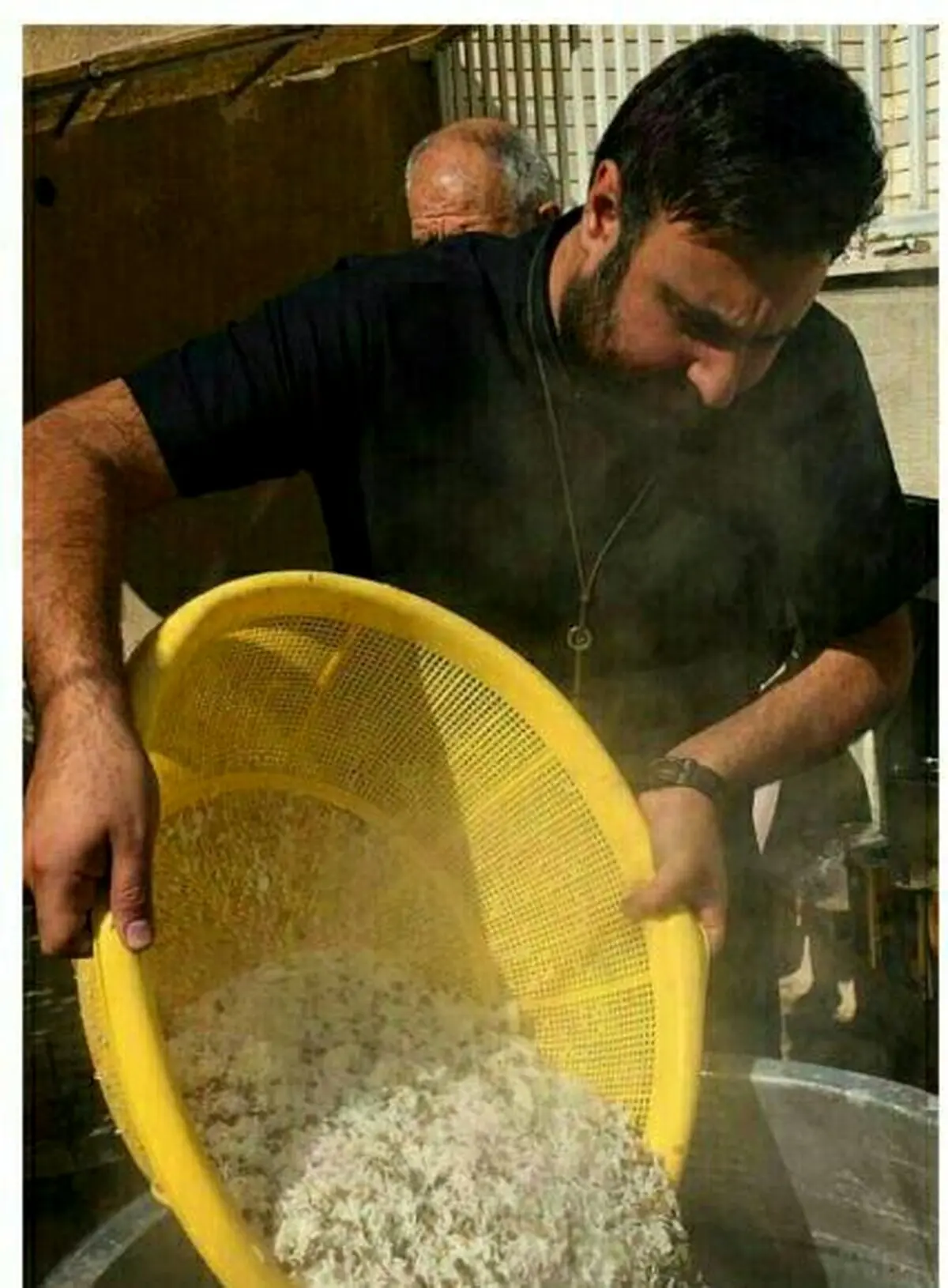 خواننده پاپ در حال پخت غذا در هیئت/ عکس